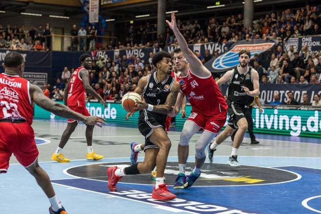 GER, Basketball-Bundesliga-Pokal, Achtelfinale, Syntainics MBC - BMA365 Bamberg Baskets 18.10.2025, Stadthalle, Weißenfels, GER, Basketball-Bundesliga-Pokal, Achtelfinale, Syntainics MBC - BMA365 Bamberg Baskets Ibi Watson (BMA365 Bamberg Baskets, 2), Jure Planinic (Syntainics MBC, 44) Â Foto Alexander Trienitz Weißenfels Stadthalle Sachsen-Anhalt Deutschland