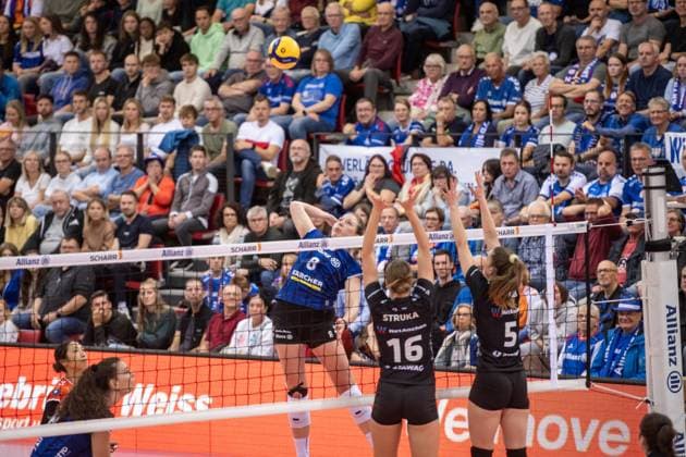 Eleanor Holthaus (Allianz MTV Stuttgart, 08) vs. Karmena Struka (Ladies in Black Aachen, 16) und Corina Glaab (Ladies in Black Aachen, 05) GER, Allianz MTV Stuttgart - Ladies in Black Aachen, Volleyball Bundesliga, VBL, Spielzeit 2025 2026, 18.10.2025 GER, Allianz MTV Stuttgart - Ladies in Black Aachen, Volleyball Bundesliga, VBL, Spielzeit 2025 2026, 18.10.2025 Stuttgart Copyright: xSandyxDinkelackerx EP_SDR