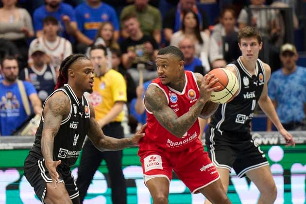 Cobe Williams (Bamberg, 24), Charles Callison (MBC, 23), Richard Balint (Bamberg, 11), Syntainics MBC vs. Bamberg Baskets, BBL Pokal Achtelfinale, Saison 2025 26, Basketball, Maenner, 18.10.2025. Weissenfels Stadthalle Sachsen-Anhalt Deutschland