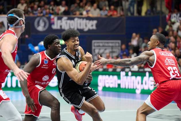 Jure Planinic (MBC, 44), Khyri Thomas (MBC, 0), Ibrahim Watson-Boye (Bamberg, 2), Charles Callison (MBC, 23), Syntainics MBC vs. Bamberg Baskets, BBL Pokal Achtelfinale, Saison 2025 26, Basketball, Maenner, 18.10.2025. Weissenfels Stadthalle Sachsen-Anhalt Deutschland