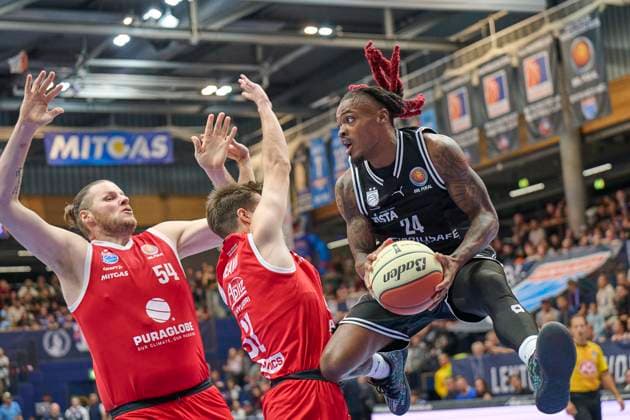 John Bryant (MBC, 54), Spencer Reaves (MBC, 31), Cobe Williams (Bamberg, 24), Syntainics MBC vs. Bamberg Baskets, BBL Pokal Achtelfinale, Saison 2025 26, Basketball, Maenner, 18.10.2025. Weissenfels Stadthalle Sachsen-Anhalt Deutschland