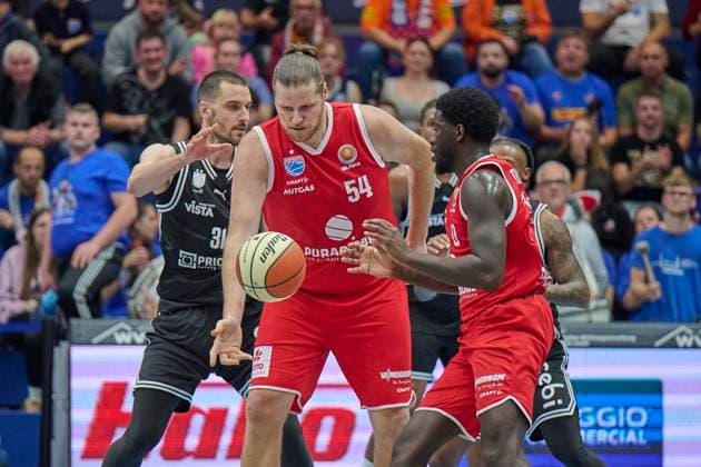 Daniel Keppeler (Bamberg, 31), John Bryant (MBC, 54), Khyri Thomas (MBC, 0), Syntainics MBC vs. Bamberg Baskets, BBL Pokal Achtelfinale, Saison 2025 26, Basketball, Maenner, 18.10.2025. Weissenfels Stadthalle Sachsen-Anhalt Deutschland