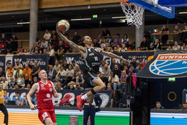 GER, Basketball-Bundesliga-Pokal, Achtelfinale, Syntainics MBC - BMA365 Bamberg Baskets 18.10.2025, Stadthalle, Weißenfels, GER, Basketball-Bundesliga-Pokal, Achtelfinale, Syntainics MBC - BMA365 Bamberg Baskets Austin Crowley (BMA365 Bamberg Baskets, 85) Â Foto Alexander Trienitz Weißenfels Stadthalle Sachsen-Anhalt Deutschland