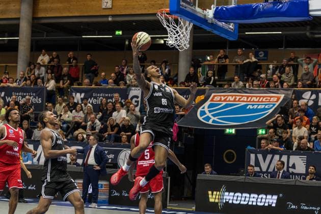 GER, Basketball-Bundesliga-Pokal, Achtelfinale, Syntainics MBC - BMA365 Bamberg Baskets 18.10.2025, Stadthalle, Weißenfels, GER, Basketball-Bundesliga-Pokal, Achtelfinale, Syntainics MBC - BMA365 Bamberg Baskets Austin Crowley (BMA365 Bamberg Baskets, 85) Â Foto Alexander Trienitz Weißenfels Stadthalle Sachsen-Anhalt Deutschland