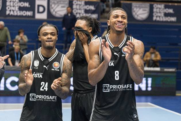 GER, Basketball-Bundesliga-Pokal, Achtelfinale, Syntainics MBC - BMA365 Bamberg Baskets 18.10.2025, Stadthalle, Weißenfels, GER, Basketball-Bundesliga-Pokal, Achtelfinale, Syntainics MBC - BMA365 Bamberg Baskets Cobe Williams (BMA365 Bamberg Baskets, 24), Demarcus Demonia (BMA365 Bamberg Baskets, 8) freuen sich über den Sieg  Foto Alexander Trienitz Weißenfels Stadthalle Sachsen-Anhalt Deutschland