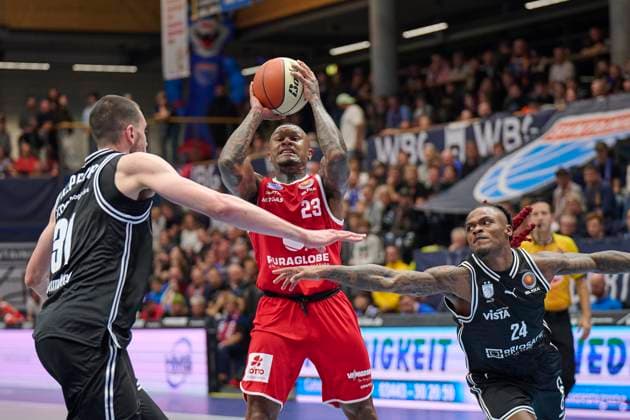 Daniel Keppeler (Bamberg, 31), Charles Callison (MBC, 23), Cobe Williams (Bamberg, 24), Syntainics MBC vs. Bamberg Baskets, BBL Pokal Achtelfinale, Saison 2025 26, Basketball, Maenner, 18.10.2025. Weissenfels Stadthalle Sachsen-Anhalt Deutschland