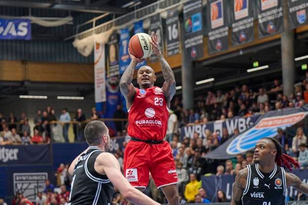 Daniel Keppeler (Bamberg, 31), Charles Callison (MBC, 23), Cobe Williams (Bamberg, 24), Syntainics MBC vs. Bamberg Baskets, BBL Pokal Achtelfinale, Saison 2025 26, Basketball, Maenner, 18.10.2025. Weissenfels Stadthalle Sachsen-Anhalt Deutschland