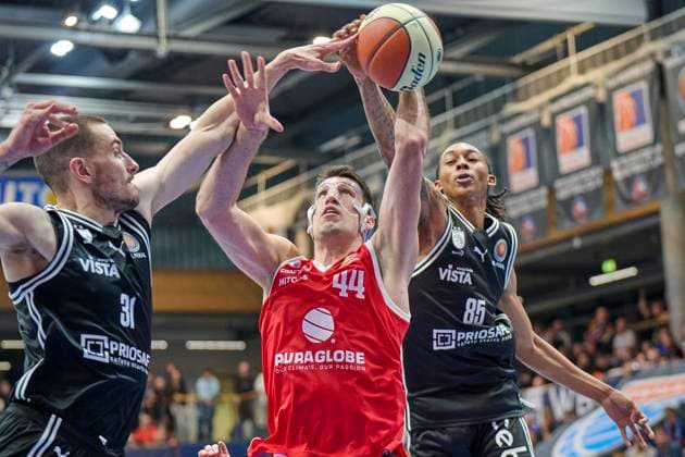 Daniel Keppeler (Bamberg, 31), Jure Planinic (MBC, 44), Austin Crowley (Bamberg, 85), Syntainics MBC vs. Bamberg Baskets, BBL Pokal Achtelfinale, Saison 2025 26, Basketball, Maenner, 18.10.2025. Weissenfels Stadthalle Sachsen-Anhalt Deutschland