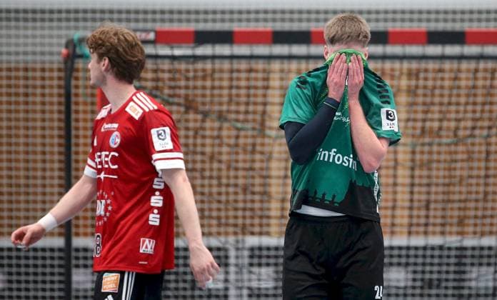 18.10.2025, xfsx, Herren, Handball, Saison 2025 2026, 3. Liga, Staffel Sued, 9. Spieltag: Woelfe Wuerzburg - HC Erlangen II v.li.: Julian Taft (HC Erlangen II), Florian Schmidt (Woelfe Wuerzburg) enttaeuscht schauend, Enttaeuschung, disappointed Wuerzburg tectake ARENA Bayern Deutschland