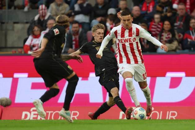 Kristijan Jakic (FC Augsburg), Anton Kade (FC Augsburg) und Said El Mala (1. FC Koeln) im Zweikampf waehrend des spiels der Bundesliga zwischen 1. FC Köln und FC Augsburg, RheinEnergieSTADION am 18. October 2025 in Köln, Deutschland. (Foto von Oliver Kaelke DeFodi Images) +++ Kristijan Jakic (FC Augsburg), Anton Kade (FC Augsburg) und Said El Mala (1. FC Koeln) battle for the ball during the Bundesliga match between 1. FC Köln and FC Augsburg at RheinEnergieSTADION on October 18, 2025 in Köln, Germany. (Photo by Oliver Kaelke DeFodi Images) DFL regulations prohibit any use of photographs as image sequences and or quasi-video. (Photo by Oliver Kaelke DeFodi Images) Kristijan Jakic FC Augsburg , Anton Kade FC Augsburg and Said El Mala 1 FC Koeln battle for the ball during the Bundesliga match between 1 FC Köln and FC Augsburg at RheinEnergieSTADION on October 18, 2025 in Köln, Germany Photo by Oliver Kaelke DeFodi Images Kristijan Jakic FC Augsburg , Anton Kade FC Augsburg and Said El Mala 1 FC Koeln battle for the ball during the Bundesliga match between 1 FC Köln and FC Augsburg at RheinEnergieSTADION on October 18, 2025 in Köln, Germany Photo by Oliver Kaelke DeFodi Images DFL regulations prohibit any use of photographs as image sequences and or quasi video Photo by Oliver Kaelke DeFodi Images