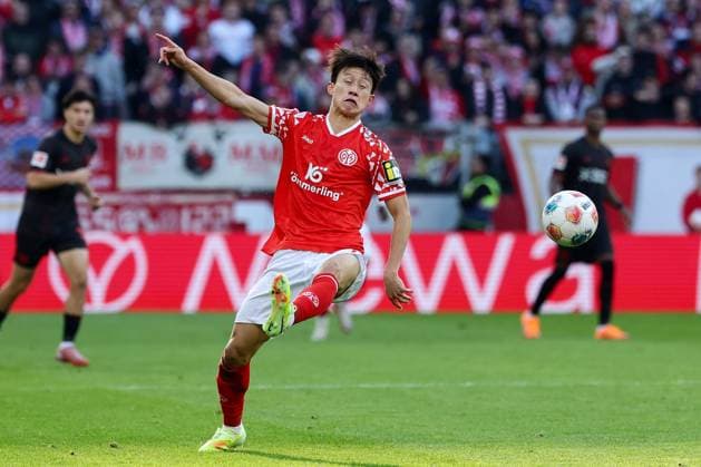 Mainz, Mewa Arena Mainz , 18.10.25, GER, Herren, 1. Bundesliga, Saison 2025-2026, 1. FSV Mainz 05 - Bayer 04 Leverkusen, Jae-Sung Lee (1. FSV Mainz 05) in Aktion, am Ball, DFB DFL REGULATIONS PROHIBIT ANY USE OF PHOTOGRAPHS AS IMAGE SEQUENCES AND OR QUASI-VIDEO. Copyright: JoachimxBywaletz xJB-Sportfoto