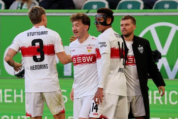 18.10.2025, Deutschland, Wolfsburg, Fußball Bundesliga, Saison 2025 2026, VfL Wolfsburg vs. VfB Stuttgart, Jubel nach dem 0:3 Tor, rechts v.l. Ramon Hendriks (VfB), Torschütze Angelo Stiller (VfB), Luca Jaquez (VfB), Maximilian Mittelstädt (VfB)