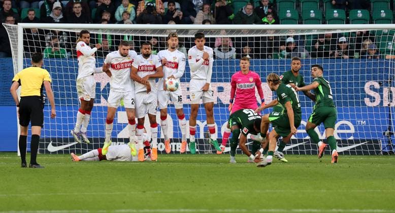 18.10.2025, Deutschland, Wolfsburg, Fußball Bundesliga, Saison 2025 2026, VfL Wolfsburg vs. VfB Stuttgart, Adam Daghim (VfL schießt einen Freistoss, Freistoßmauer, Freistoß, Mauer, v.l. Nikolas Nartey, Jeff Chabot, Josha Vagnoman, Atakar Karazor, Chema, Alexander Nübel (alle VfB)