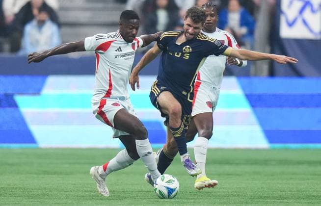 October 18, 2025, Vancouver, Bc, CANADA: FC Dallas Osaze Urhoghide, left, and Vancouver Whitecaps Thomas Muller vie for the ball during the second half of an MLS, Fussball Herren, USA soccer match, in Vancouver, on Saturday, October 18, 2025. Canada News - October 18, 2025 - ZUMAc35_ 20251018_zaf_c35_217 Copyright: xDarrylxDyckx
