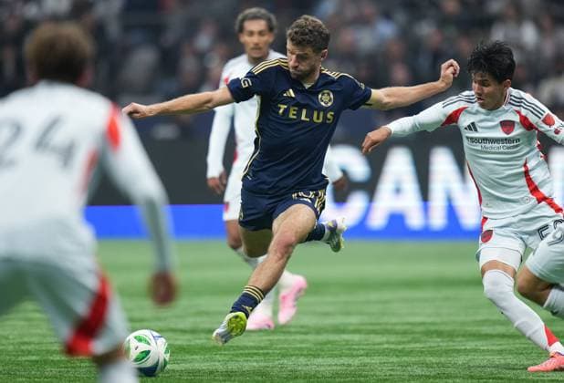 October 18, 2025, Vancouver, Bc, CANADA: Vancouver Whitecaps Thomas Muller, centre, takes a shot on goal as FC Dallas Diego Garcia, right, defends during the second half of an MLS, Fussball Herren, USA soccer match, in Vancouver, on Saturday, Oct. 18, 2025. Canada News - October 18, 2025 - ZUMAc35_ 20251018_zaf_c35_222 Copyright: xDarrylxDyckx