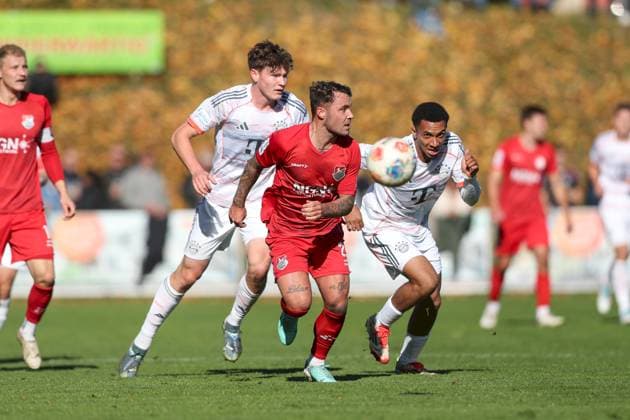 18.10.2025, xjcx, Herren, Fussball, Saison 2025 2026, Regionalliga Bayern, 14. Spieltag: TSV Aubstadt - FC Bayern Muenchen II Richard Christian Meier ( 9, FC Bayern München II), Ingo Feser ( 23, TSV Aubstadt), Vincent Ugo Manuba ( 11, FC Bayern München II) Sulzfeld Schulstadion Aubstadt Bayern Deutschland