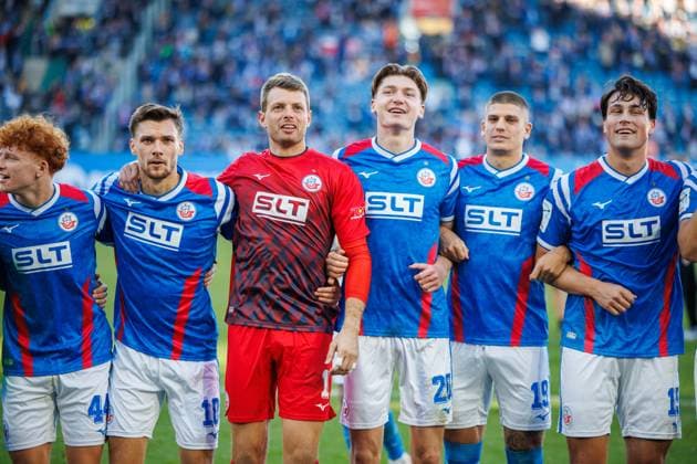 Siegjubel v.l. Tim Krohn (Rostock) , Paul Stock (Rostock) , Torwart Benjamin Uphoff (Rostock) , Ryan Naderi (Rostock) , Jan Mejdr (Rostock) , Ahmet Gürleyen (Rostock) ; GER, FC Hansa Rostock vs. SV Wehen-Wiesbaden, Fußball, Männer, 3. Liga, 11.Spieltag, Spielzeit 2025 2026,18.10.2025 Rostock Ostseestadion Mecklenburg - Vorpommern Deutschland