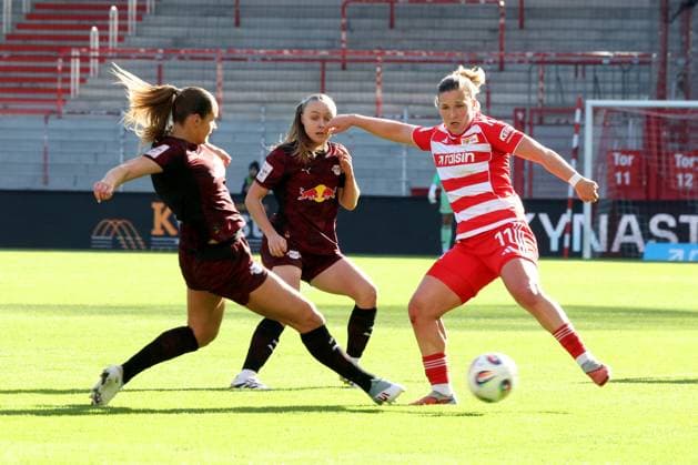 DEU, 2.BL, Frauen, 1.FC Union vs. RB Leipzig, 19.10.2025, Stadion Alte Foersterei, Berlin, DEU, 2.BL, Frauen, 1.FC Union vs. RB Leipzig, im Bild: Dina Orschmann (1.FC Union Berlin 11), LOU-ANN JOLY (RB Leipzig 6), ANDREA NORHEIM (RB Leipzig 3) DFL - regulations prohibit any use of Photographs as image sequences and or quasi-video