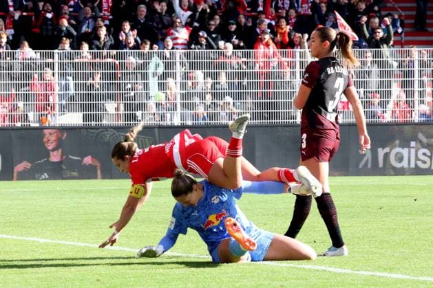 DEU, 2.BL, Frauen, 1.FC Union vs. RB Leipzig, 19.10.2025, Stadion Alte Foersterei, Berlin, DEU, 2.BL, Frauen, 1.FC Union vs. RB Leipzig, im Bild: 1:0 durch Lisa Heiseler (1.FC Union Berlin 7), ELVIRA HERZOG (RB Leipzig 1), ANDREA NORHEIM (RB Leipzig 3) DFL - regulations prohibit any use of Photographs as image sequences and or quasi-video