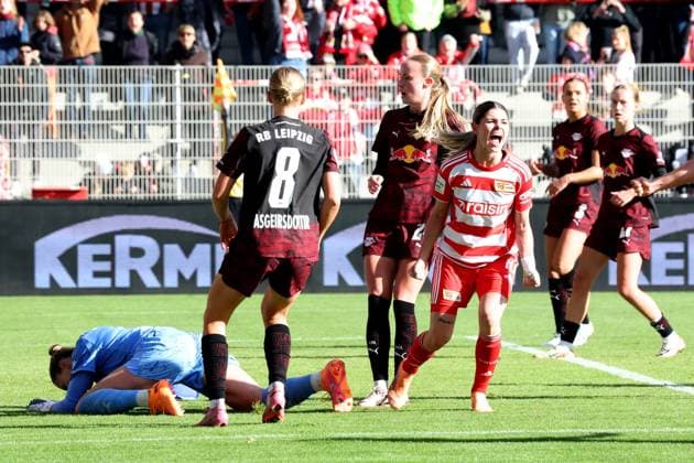 DEU, 2.BL, Frauen, 1.FC Union vs. RB Leipzig, 19.10.2025, Stadion Alte Foersterei, Berlin, DEU, 2.BL, Frauen, 1.FC Union vs. RB Leipzig, im Bild: Eileen Campbell (1.FC Union Berlin 10), ELVIRA HERZOG (RB Leipzig 1), EMILIA KIAR ASGEIRSDOTTIR (RB Leipzig 8) DFL - regulations prohibit any use of Photographs as image sequences and or quasi-video