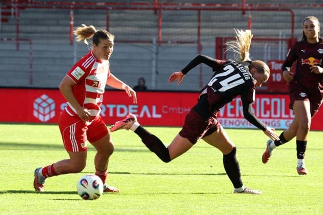 DEU, 2.BL, Frauen, 1.FC Union vs. RB Leipzig, 19.10.2025, Stadion Alte Foersterei, Berlin, DEU, 2.BL, Frauen, 1.FC Union vs. RB Leipzig, im Bild: Dina Orschmann (1.FC Union Berlin 11), NIKOLINE DUDEK (RB Leipzig 24) DFL - regulations prohibit any use of Photographs as image sequences and or quasi-video