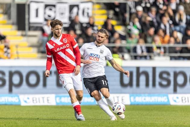Fussball, Saison 2025 2026, 3. Liga, Donaustadion Ulm, 11. Spieltag, SSV Ulm 1846 Fußball - FC Energie Cottbus, 19.10.2025 19.10.2025, Fussball, Saison 2025 2026, 3. Liga, Donaustadion Ulm, 11. Spieltag, SSV Ulm 1846 Fußball - FC Energie Cottbus, v.l. 4 Tim Campulka (Energie Cottbus), 11 Dennis Chessa (SSV Ulm 1846 Fußball) Foto: Lucca Fundel Ulm Donaustadion Baden-Württemberg Deutschland