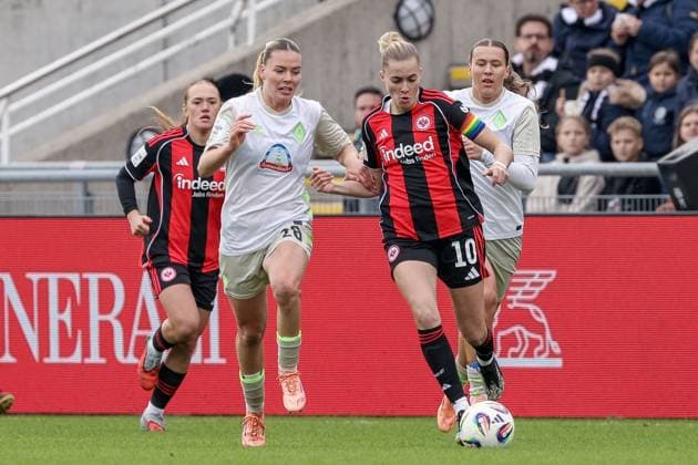 v.li.: Juliane Wirtz (SV Werder Bremen, 28) und Laura Freigang (Eintracht Frankfurt, 10) im Zweikampf, Duell, Dynamik, Aktion, Action, Spielszene, DIE DFB-RICHTLINIEN UNTERSAGEN JEGLICHE NUTZUNG VON FOTOS ALS SEQUENZBILDER UND ODER VIDEOÄHNLICHE FOTOSTRECKEN. DFB REGULATIONS PROHIBIT ANY USE OF PHOTOGRAPHS AS IMAGE SEQUENCES AND OR QUASI-VIDEO., 19.10.2025, Frankfurt am Main (Deutschland), Fussball, Google Pixel Frauen-Bundesliga, Eintracht Frankfurt - SV Werder Bremen