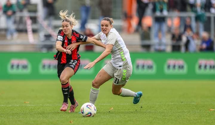 DEU, Frankfurt, Eintracht Frankfurt vs Werder Bremen, Google Pixel Frauen Bundesliga, DFB, Saison 2526, Stadion am Bretanobad, 7. Spieltag im Bild v.l.n.r: Nadine Riesen (Eintracht Frankfurt 22), Verena Wieder (Werder Bremen 31), Zweikampf DFB DFL REGULATIONS PROHIBIT ANY USE OF PHOTOGRAPHS AS IMAGE SEQUENCES AND OR QUASI-VIDEO, 19.10.2025 Copyright: HMBxMedia HendrikxHamelau