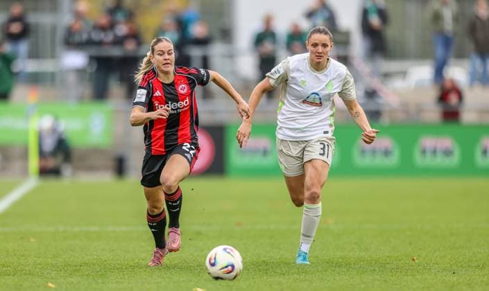 DEU, Frankfurt, Eintracht Frankfurt vs Werder Bremen, Google Pixel Frauen Bundesliga, DFB, Saison 2526, Stadion am Bretanobad, 7. Spieltag im Bild v.l.n.r: Nadine Riesen (Eintracht Frankfurt 22), Verena Wieder (Werder Bremen 31), Zweikampf DFB DFL REGULATIONS PROHIBIT ANY USE OF PHOTOGRAPHS AS IMAGE SEQUENCES AND OR QUASI-VIDEO, 19.10.2025 Copyright: HMBxMedia HendrikxHamelau