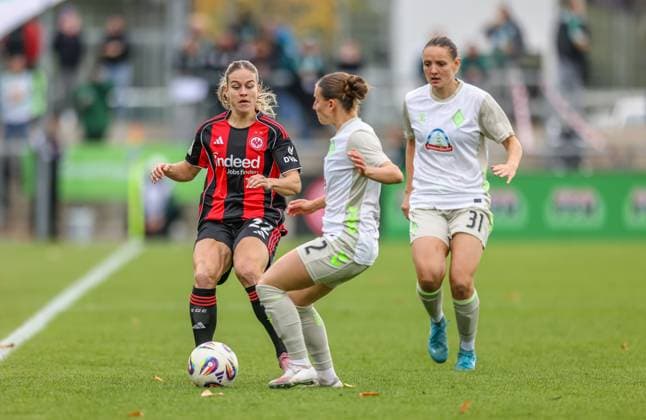 DEU, Frankfurt, Eintracht Frankfurt vs Werder Bremen, Google Pixel Frauen Bundesliga, DFB, Saison 2526, Stadion am Bretanobad, 7. Spieltag im Bild v.l.n.r: Nadine Riesen (Eintracht Frankfurt 22), Verena Wieder (Werder Bremen 31), Zweikampf DFB DFL REGULATIONS PROHIBIT ANY USE OF PHOTOGRAPHS AS IMAGE SEQUENCES AND OR QUASI-VIDEO, 19.10.2025 Copyright: HMBxMedia HendrikxHamelau