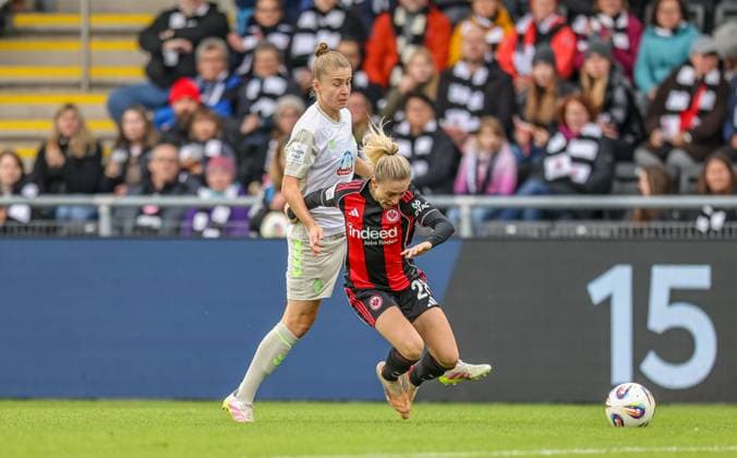 DEU, Frankfurt, Eintracht Frankfurt vs Werder Bremen, Google Pixel Frauen Bundesliga, DFB, Saison 2526, Stadion am Bretanobad, 7. Spieltag im Bild v.l.n.r: Michelle Ulbrich (Werder Bremen 5), Rebecka Blomqvist (Eintracht Frankfurt 28), Zweikampf DFB DFL REGULATIONS PROHIBIT ANY USE OF PHOTOGRAPHS AS IMAGE SEQUENCES AND OR QUASI-VIDEO, 19.10.2025 Copyright: HMBxMedia HendrikxHamelau