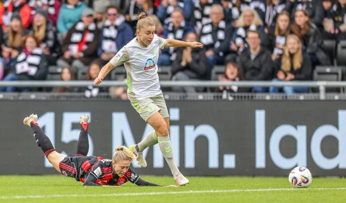 DEU, Frankfurt, Eintracht Frankfurt vs Werder Bremen, Google Pixel Frauen Bundesliga, DFB, Saison 2526, Stadion am Bretanobad, 7. Spieltag im Bild v.l.n.r: Michelle Ulbrich (Werder Bremen 5), Rebecka Blomqvist (Eintracht Frankfurt 28), Zweikampf DFB DFL REGULATIONS PROHIBIT ANY USE OF PHOTOGRAPHS AS IMAGE SEQUENCES AND OR QUASI-VIDEO, 19.10.2025 Copyright: HMBxMedia HendrikxHamelau