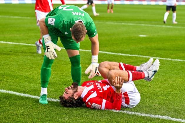 GER, 3. Liga, SSV Ulm 1846 vs FC Energie Cottbus 19.10.2025, Donaustadion, Ulm, GER, 3. Liga, SSV Ulm 1846 vs FC Energie Cottbus, im Bild Marius Funk (Cottbus, 33), Dominik Pelivan (Cottbus, 5) hat Schmerzen