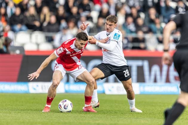 Fussball, Saison 2025 2026, 3. Liga, Donaustadion Ulm, 11. Spieltag, SSV Ulm 1846 Fußball - FC Energie Cottbus, 19.10.2025 19.10.2025, Fussball, Saison 2025 2026, 3. Liga, Donaustadion Ulm, 11. Spieltag, SSV Ulm 1846 Fußball - FC Energie Cottbus, v.l. 20 Axel Borgmann (Energie Cottbus), 28 Max Scholze (SSV Ulm 1846 Fußball) Foto: Lucca Fundel Ulm Donaustadion Baden-Württemberg Deutschland