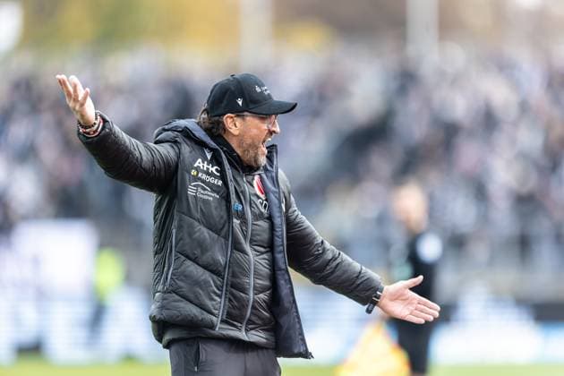 Fussball, Saison 2025 2026, 3. Liga, Donaustadion Ulm, 11. Spieltag, SSV Ulm 1846 Fußball - FC Energie Cottbus, 19.10.2025 19.10.2025, Fussball, Saison 2025 2026, 3. Liga, Donaustadion Ulm, 11. Spieltag, SSV Ulm 1846 Fußball - FC Energie Cottbus, Freisteller Einzelbild Trainer Claus-Dieter Wollitz (Energie Cottbus) Foto: Lucca Fundel Ulm Donaustadion Baden-Württemberg Deutschland