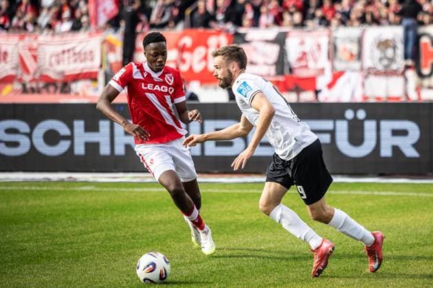 Fussball, Saison 2025 2026, 3. Liga, Donaustadion Ulm, 11. Spieltag, SSV Ulm 1846 Fußball - FC Energie Cottbus, 19.10.2025 19.10.2025, Fussball, Saison 2025 2026, 3. Liga, Donaustadion Ulm, 11. Spieltag, SSV Ulm 1846 Fußball - FC Energie Cottbus, v.l. 2 King Manu (Energie Cottbus), 9 Lucas Röser (SSV Ulm 1846 Fußball) Foto: Lucca Fundel Ulm Donaustadion Baden-Württemberg Deutschland