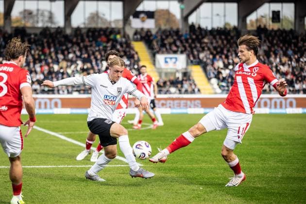 Fussball, Saison 2025 2026, 3. Liga, Donaustadion Ulm, 11. Spieltag, SSV Ulm 1846 Fußball - FC Energie Cottbus, 19.10.2025 19.10.2025, Fussball, Saison 2025 2026, 3. Liga, Donaustadion Ulm, 11. Spieltag, SSV Ulm 1846 Fußball - FC Energie Cottbus, v.l. 8 Ben Westermeier (SSV Ulm 1846 Fußball), 11 Moritz Hannemann (Energie Cottbus) Foto: Lucca Fundel Ulm Donaustadion Baden-Württemberg Deutschland