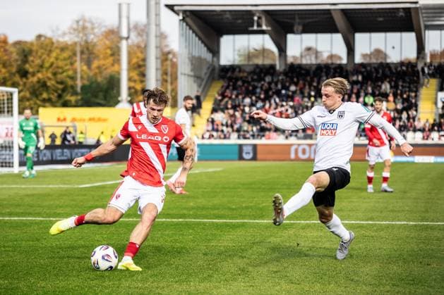 Fussball, Saison 2025 2026, 3. Liga, Donaustadion Ulm, 11. Spieltag, SSV Ulm 1846 Fußball - FC Energie Cottbus, 19.10.2025 19.10.2025, Fussball, Saison 2025 2026, 3. Liga, Donaustadion Ulm, 11. Spieltag, SSV Ulm 1846 Fußball - FC Energie Cottbus, v.l. 3 Henry Rorig (Energie Cottbus), 8 Ben Westermeier (SSV Ulm 1846 Fußball) Foto: Lucca Fundel Ulm Donaustadion Baden-Württemberg Deutschland