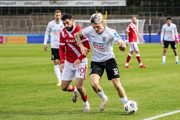 Fussball, Saison 2025 2026, 3. Liga, Donaustadion Ulm, 11. Spieltag, SSV Ulm 1846 Fußball - FC Energie Cottbus, 19.10.2025 19.10.2025, Fussball, Saison 2025 2026, 3. Liga, Donaustadion Ulm, 11. Spieltag, SSV Ulm 1846 Fußball - FC Energie Cottbus, v.l. 10 Tolcay Cigerci (Energie Cottbus), 32 Niklas Kölle (SSV Ulm 1846 Fußball) Foto: Lucca Fundel Ulm Donaustadion Baden-Württemberg Deutschland