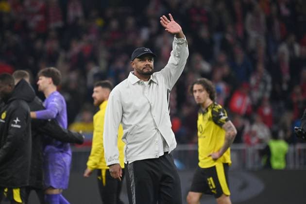 Schlussjubel , Trainer Vincent KOMPANY (Bayern Muenchen), Jubel,Freude,Begeisterung, Einzelbild,angeschnittenes Einzelmotiv,Halbfigur,halbe Figur. Fussball 1. Bundesliga Saison 2025 2026, 7.Spieltag, Spieltag07 FC Bayern Muenchen - Borssia Dortmund 2-1 am 18.10.2025 , A L L I A N Z A R E N A.