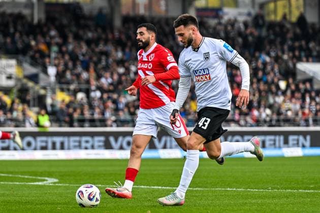 GER, 3. Liga, SSV Ulm 1846 vs FC Energie Cottbus 19.10.2025, Donaustadion, Ulm, GER, 3. Liga, SSV Ulm 1846 vs FC Energie Cottbus, im Bild Tolcay Cigerci (Cottbus, 10), Leon Dajaku (SSV Ulm, 43)