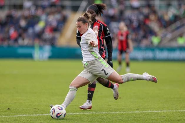 Chiara D Angelo (SV Werder Bremen, 2) am Ball, Einzelbild, Ganzkörper, Aktion, Action, Spielszene, DIE DFB-RICHTLINIEN UNTERSAGEN JEGLICHE NUTZUNG VON FOTOS ALS SEQUENZBILDER UND ODER VIDEOÄHNLICHE FOTOSTRECKEN. DFB REGULATIONS PROHIBIT ANY USE OF PHOTOGRAPHS AS IMAGE SEQUENCES AND OR QUASI-VIDEO., 19.10.2025, Frankfurt am Main (Deutschland), Fussball, Google Pixel Frauen-Bundesliga, Eintracht Frankfurt - SV Werder Bremen