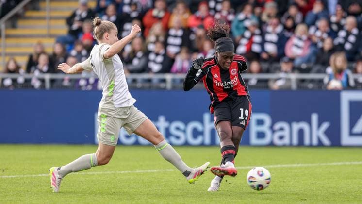 v.li.: Michelle Ulbrich (SV Werder Bremen, 5) und Torschützin Nicole Anyomi (Eintracht Frankfurt, 19) erzielt das Tor zum 2:0, Treffer, Highlight, Torerfolg, DIE DFB-RICHTLINIEN UNTERSAGEN JEGLICHE NUTZUNG VON FOTOS ALS SEQUENZBILDER UND ODER VIDEOÄHNLICHE FOTOSTRECKEN. DFB REGULATIONS PROHIBIT ANY USE OF PHOTOGRAPHS AS IMAGE SEQUENCES AND OR QUASI-VIDEO., 19.10.2025, Frankfurt am Main (Deutschland), Fussball, Google Pixel Frauen-Bundesliga, Eintracht Frankfurt - SV Werder Bremen