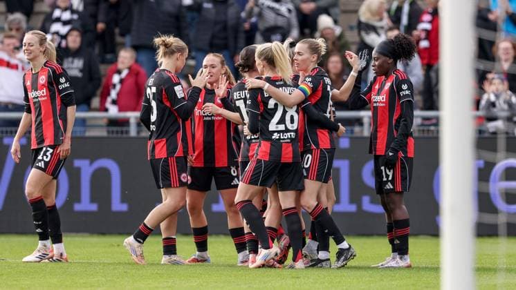 Spielerinnen von Eintracht Frankfurt mit Torjubel, Jubel, jubeln, jubelt, optimistisch, Spielszene, Highlight, Freude über das Tor zum 2:0, DIE DFB-RICHTLINIEN UNTERSAGEN JEGLICHE NUTZUNG VON FOTOS ALS SEQUENZBILDER UND ODER VIDEOÄHNLICHE FOTOSTRECKEN. DFB REGULATIONS PROHIBIT ANY USE OF PHOTOGRAPHS AS IMAGE SEQUENCES AND OR QUASI-VIDEO., 19.10.2025, Frankfurt am Main (Deutschland), Fussball, Google Pixel Frauen-Bundesliga, Eintracht Frankfurt - SV Werder Bremen
