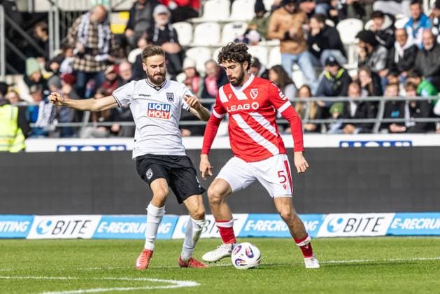 Fussball, Saison 2025 2026, 3. Liga, Donaustadion Ulm, 11. Spieltag, SSV Ulm 1846 Fußball - FC Energie Cottbus, 19.10.2025 19.10.2025, Fussball, Saison 2025 2026, 3. Liga, Donaustadion Ulm, 11. Spieltag, SSV Ulm 1846 Fußball - FC Energie Cottbus, v.l. 9 Lucas Röser (SSV Ulm 1846 Fußball), 5 Dominik Pelivan (Energie Cottbus) Foto: Lucca Fundel Ulm Donaustadion Baden-Württemberg Deutschland