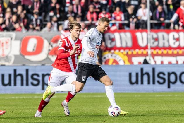 Fussball, Saison 2025 2026, 3. Liga, Donaustadion Ulm, 11. Spieltag, SSV Ulm 1846 Fußball - FC Energie Cottbus, 19.10.2025 19.10.2025, Fussball, Saison 2025 2026, 3. Liga, Donaustadion Ulm, 11. Spieltag, SSV Ulm 1846 Fußball - FC Energie Cottbus, v.l. 11 Moritz Hannemann (Energie Cottbus), 14 Dennis Dressel (SSV Ulm 1846 Fußball) Foto: Lucca Fundel Ulm Donaustadion Baden-Württemberg Deutschland