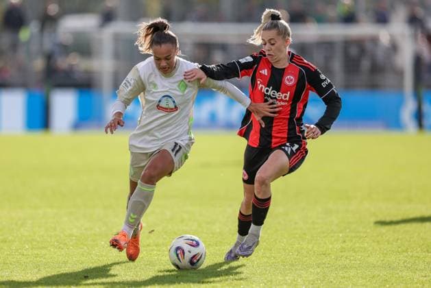 v.li.: Maja Sternad (SV Werder Bremen, 11) und Nina Lührßen (Eintracht Frankfurt, 11) im Zweikampf, Duell, Dynamik, Aktion, Action, Spielszene, DIE DFB-RICHTLINIEN UNTERSAGEN JEGLICHE NUTZUNG VON FOTOS ALS SEQUENZBILDER UND ODER VIDEOÄHNLICHE FOTOSTRECKEN. DFB REGULATIONS PROHIBIT ANY USE OF PHOTOGRAPHS AS IMAGE SEQUENCES AND OR QUASI-VIDEO., 19.10.2025, Frankfurt am Main (Deutschland), Fussball, Google Pixel Frauen-Bundesliga, Eintracht Frankfurt - SV Werder Bremen