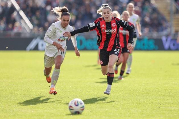 v.li.: Maja Sternad (SV Werder Bremen, 11) und Nina Lührßen (Eintracht Frankfurt, 11) im Zweikampf, Duell, Dynamik, Aktion, Action, Spielszene, DIE DFB-RICHTLINIEN UNTERSAGEN JEGLICHE NUTZUNG VON FOTOS ALS SEQUENZBILDER UND ODER VIDEOÄHNLICHE FOTOSTRECKEN. DFB REGULATIONS PROHIBIT ANY USE OF PHOTOGRAPHS AS IMAGE SEQUENCES AND OR QUASI-VIDEO., 19.10.2025, Frankfurt am Main (Deutschland), Fussball, Google Pixel Frauen-Bundesliga, Eintracht Frankfurt - SV Werder Bremen