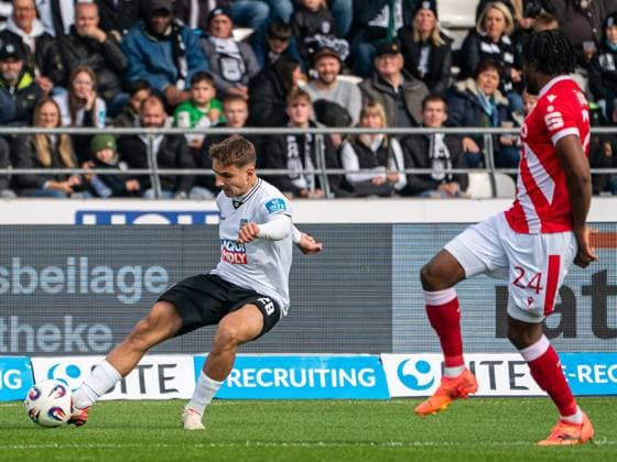 Max Scholze (SSV Ulm 1846, 28) schlaegt vor Anderson Lucoqui (FC Energie Cottbus, 24) eine Flanke, GER, SSV Ulm 1846 vs. FC Energie Cottbus, Fussball, 3. Liga, Spielzeit 2025 2026, 19.10.2025, DFB DFL regulations prohibit any use of photographs as image sequences and or quasi-video. GER, SSV Ulm 1846 vs. FC Energie Cottbus, Fussball, 3. Liga, Spielzeit 2025 2026, 19.10.2025 Ulm Copyright: xMichaelxSchmidt Eibner-Pressefotx EP_MST