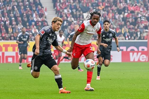 Ritsu Doan (Eintracht Frankfurt, 20), Jordy Makengo (SC Freiburg, 33) im Laufduell um den Ball. GER, SC Freiburg - Eintracht Frankfurt, Fussball, Bundesliga, 7. Spieltag, Saison 2025 2026, 19.10.2025 DFL DFB REGULATIONS PROHIBIT ANY USE OF PHOTOGRAPHS AS IMAGE SEQUENCES AND OR QUASI-VIDEO GER, SC Freiburg - Eintracht Frankfurt, Fussball, Bundesliga, 7. Spieltag, Saison 2025 2026, 19.10.2025 Freiburg Copyright: xEibner-Pressefoto ThomasxHessx EP_THS